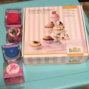 CupCake Butler Holder. And 4 pkgs. of 32 each cupcake baking cups